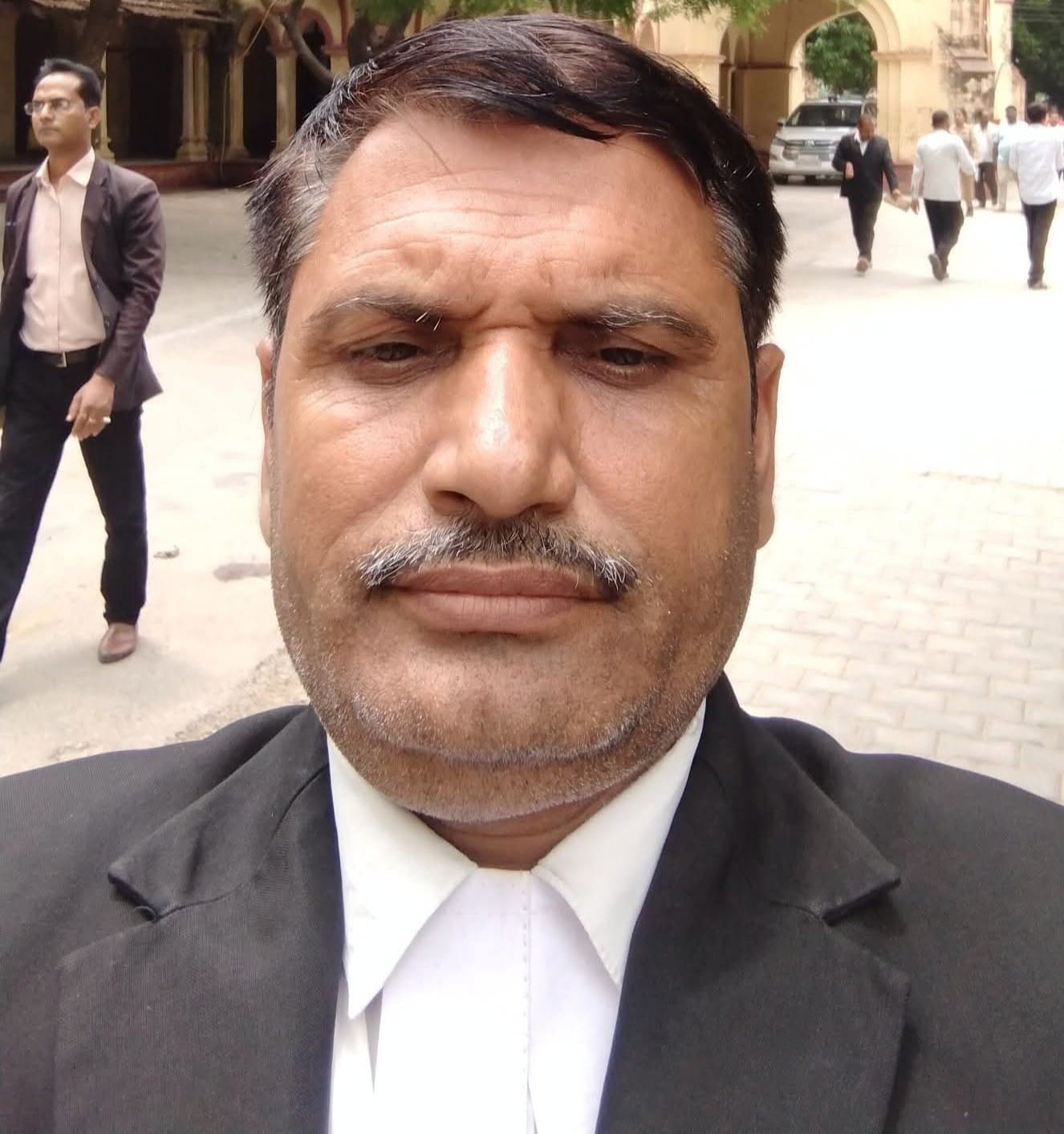 तहसील परिसर की कंकड़ीली रास्ता। संवाद