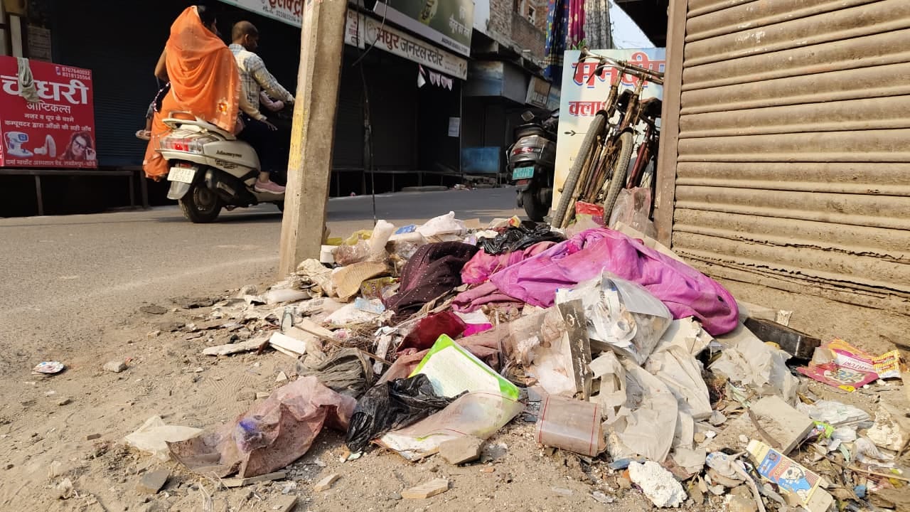 टैक्सी स्टैंड वाले मार्ग पर सड़क तक फैला कूड़ा। संवाद