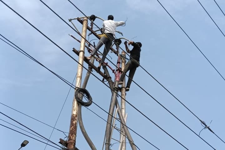 दिल्ली रोड पर हुए बिजली के फॉल्ट को सही करते विद्युत कर्मी। संवाद दिल्ली रोड पर हुए बिजली के फॉल्ट को सही करते विद्युत कर्मी। संवाद