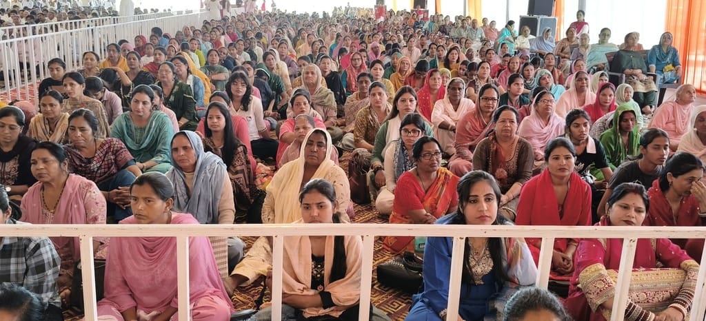 दिव्य ज्योति जागृति संस्थान के सत्संग में उपस्थित श्रद्धालु। संस्थान