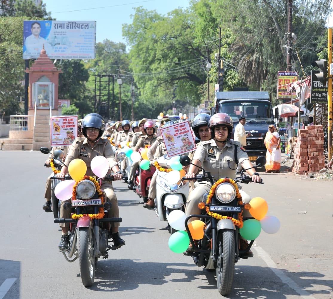 उझानी में महिलाओं को जागरुक करती कांस्टेबिल। स्रोत: पुलिस उझानी में महिलाओं को जागरुक करती कांस्टेबिल। स्रोत: पुलिस