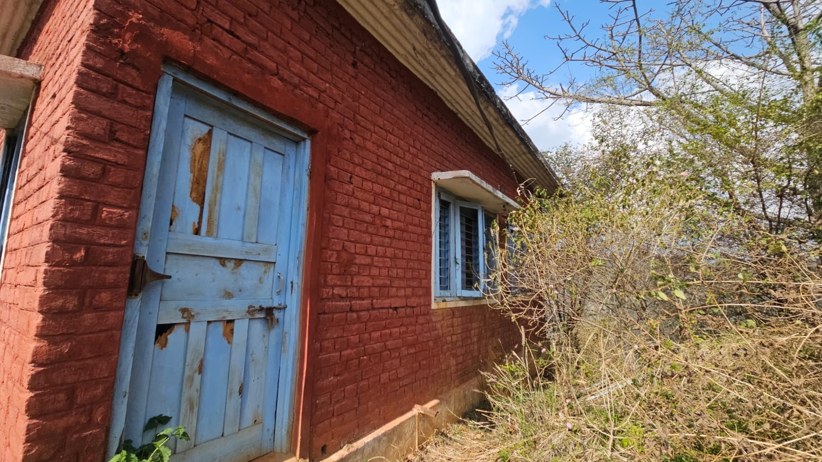 विकासखंड लंबागांव की कोसरी पंचायत में वन विभाग के विश्राम गृह का जर्जर भवन। संवाद