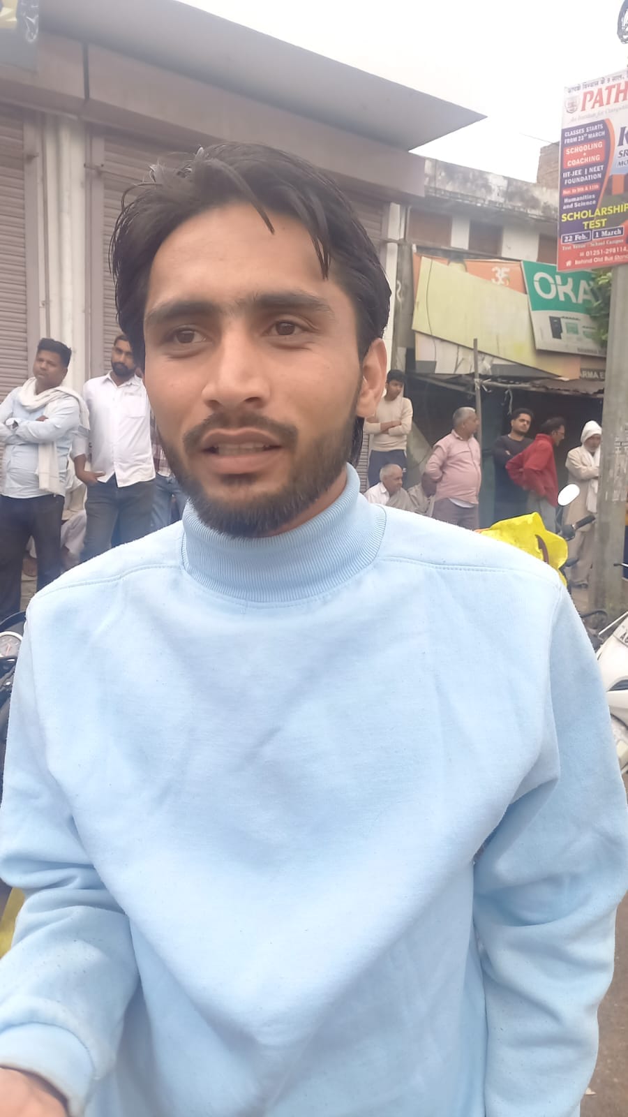 23jjrp17- कोसली रोड स्थित गैस एजेंसी पर लगी लोगों की भीड़। संवाद