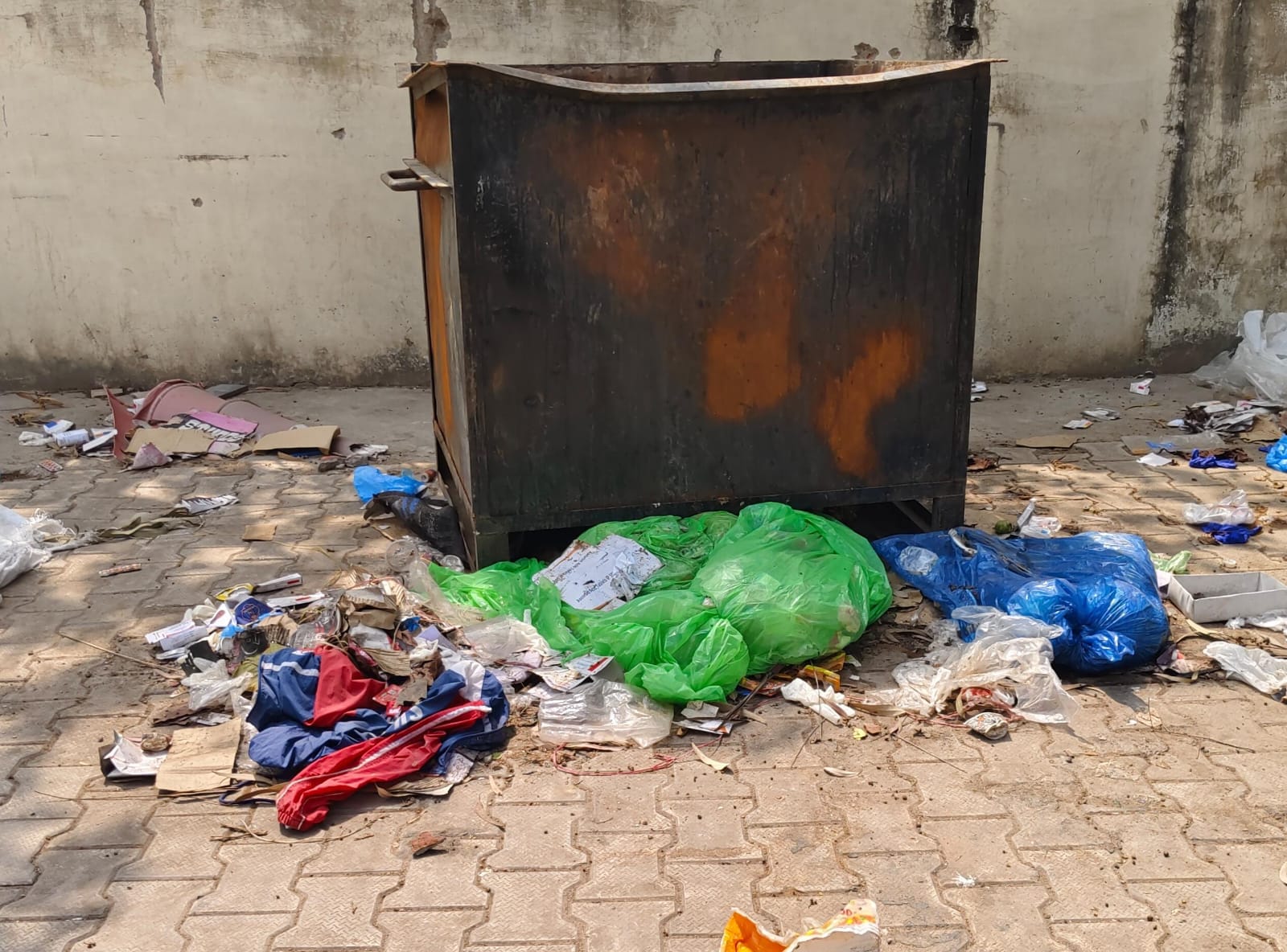 अंबाला कैंट के नागरिक अस्पताल की पार्किंग के कूड़ेदान के बाहर पड़े ग्लब्स: संवाद अंबाला कैंट के नागरिक अस्पताल की पार्किंग के कूड़ेदान के बाहर पड़े ग्लब्स: संवाद