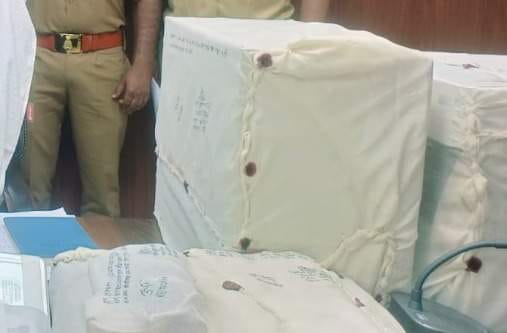 अलीनगर पुलिस द्वारा बरामद नकली नोट। स्रोत:-जागरूक पाठक