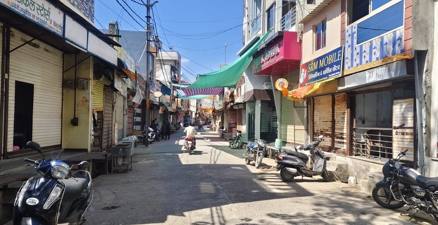 चक्काजाम कर आरोपी की गिरफ्तारी की मांग को लेकर धरने पर बैठे नागरिक।