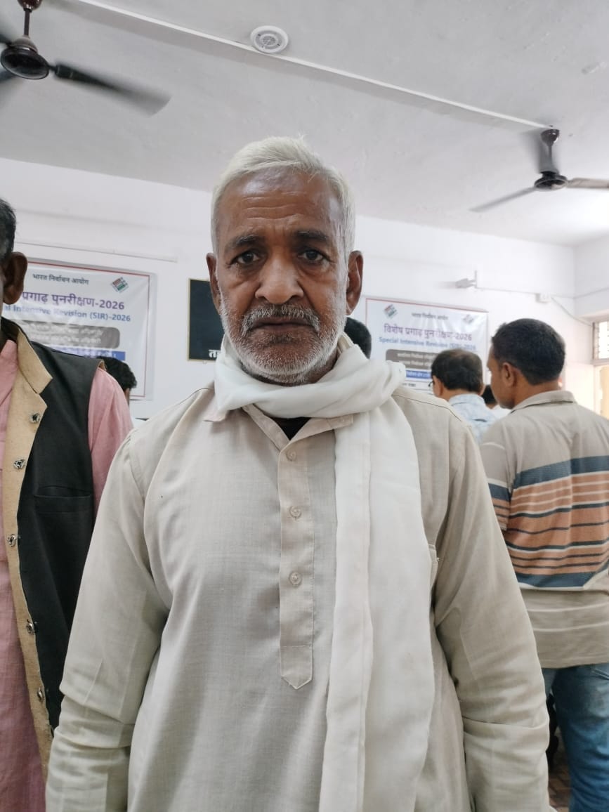 फोटो - 07 समाधान दिवस में शिकायत सुनते डीएम।स्रोत संवाद।