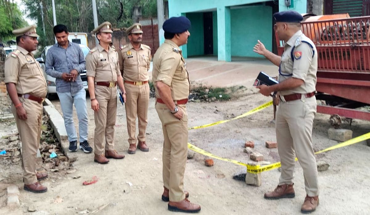 फोटो 23 एमएएचपी 26 परिचय-युवक की हत्या के बाद रोते-बिखलते परिजन। संवाद