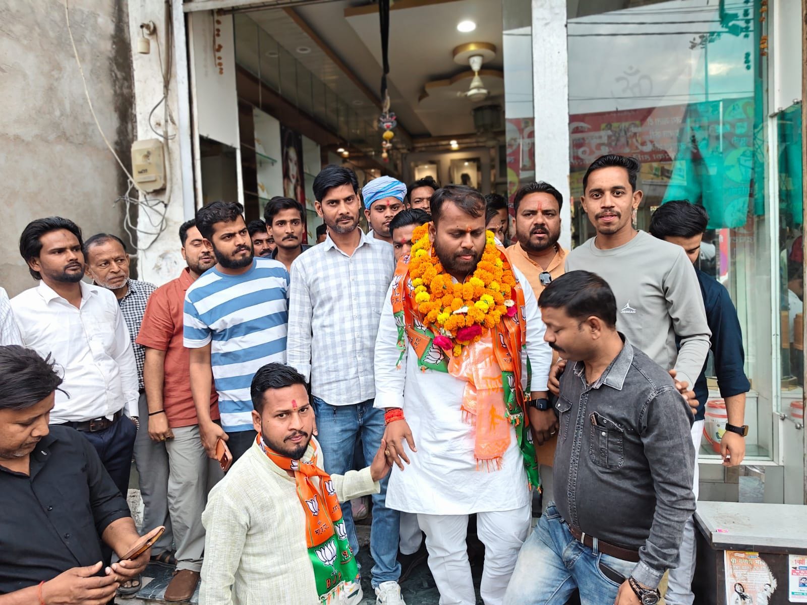 फोटो-24-मुकुल सिंह आशा को माला पहनाकर बधाई देते लोग। स्रोत स्वयं