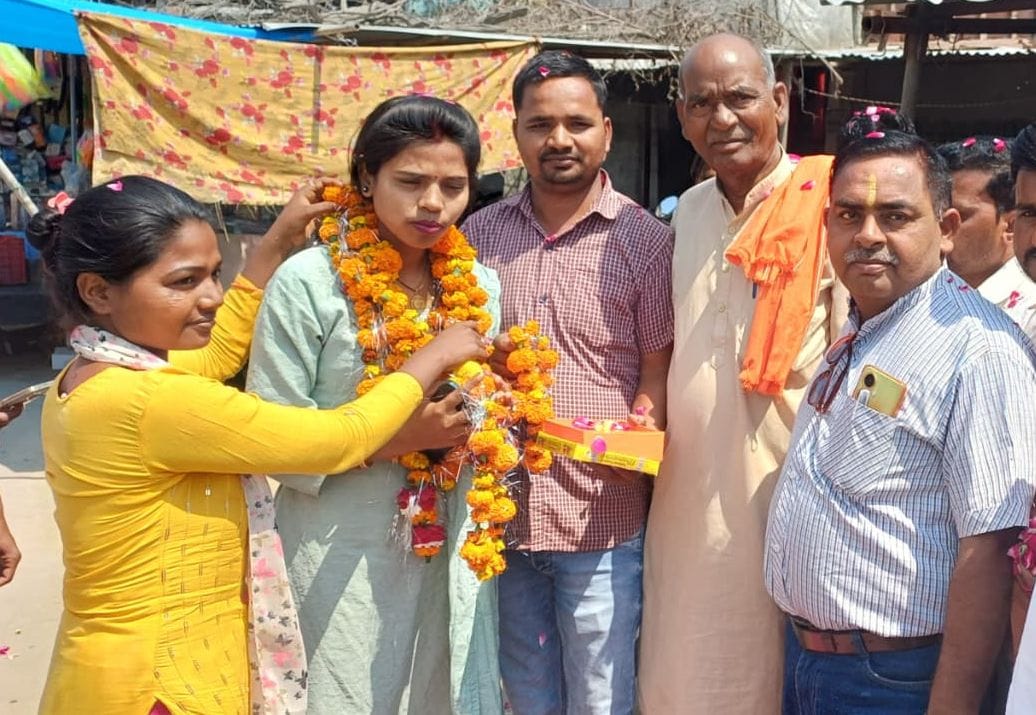 फोटो-24-मुकुल सिंह आशा को माला पहनाकर बधाई देते लोग। स्रोत स्वयं