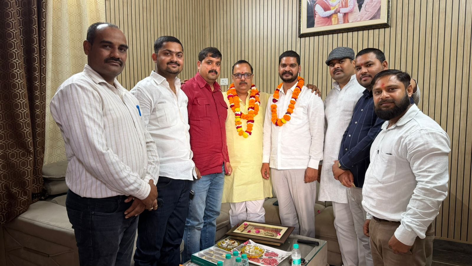 फोटो-24-मुकुल सिंह आशा को माला पहनाकर बधाई देते लोग। स्रोत स्वयं