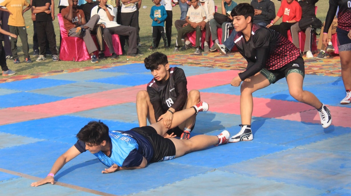 फिट इंडिया कार्निवल में आयोजित कबड्डी प्रतियोगिता में अपने प्रतिद्वंद्वी की पकड़ से निकलने का प
