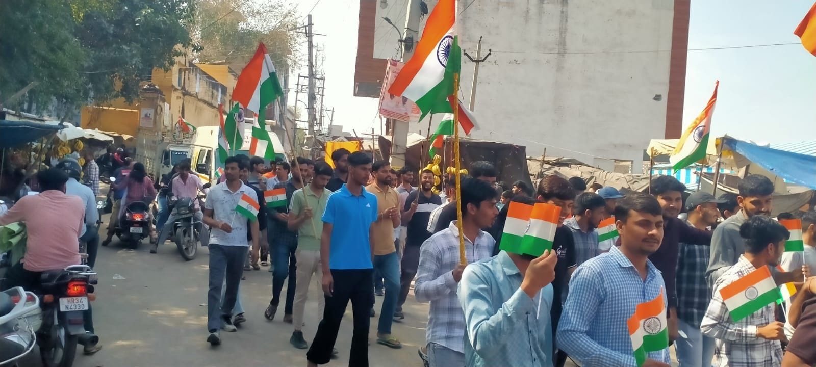 फोटो संख्या:51-शहीदी दिवस पर  बालाजी चौक से तिरंगा यात्रा निकालते शहीद भगत सिंह युवा संगठन के स