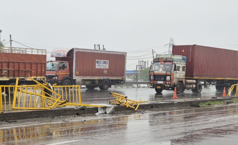 फोटो :: सोनीपत के गांव राई के पास क्षतिग्रस्त कार की जांच करते एसआई नरेंद्र व उनकी टीम। संवाद
