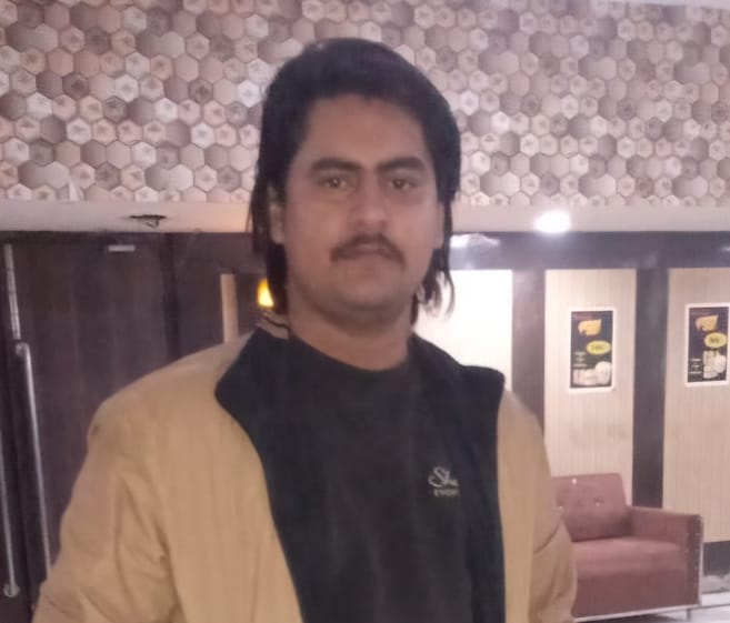 फोटो :: सोनीपत के गांव राई के पास क्षतिग्रस्त कार की जांच करते एसआई नरेंद्र व उनकी टीम। संवाद