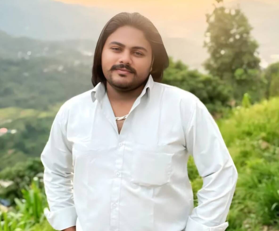 फोटो :: सोनीपत के गांव राई के पास क्षतिग्रस्त कार की जांच करते एसआई नरेंद्र व उनकी टीम। संवाद