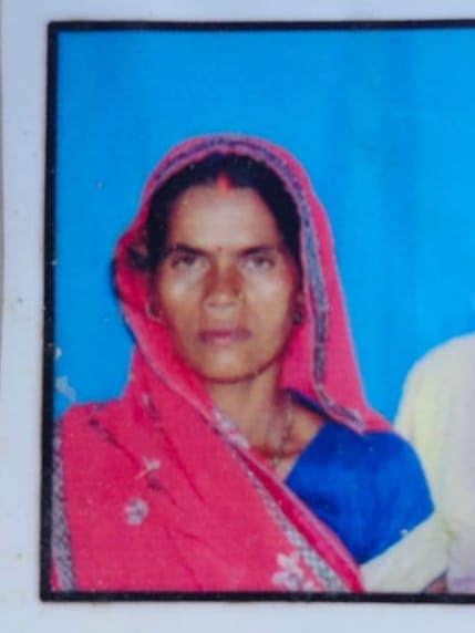 फतेहपुर सहावपुर गांव में महिला के मौत के बाद जुटे गमजदा परिजन एवं घटना स्थल जांच करती पुलिस, सं