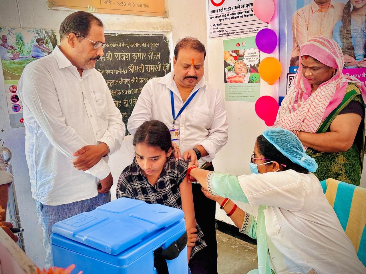गोला सीएचसी में किशोरी को एचपीवी वैक्सीन लगाते डॉक्टर। स्रोत:अस्पताल प्रशासन