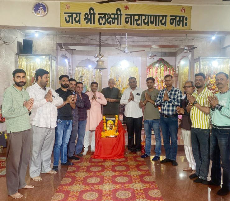 गांव टोपराकलां में शहीद मेजर सिंह को नमन करते ग्रामीण। स्वयं गांव टोपराकलां में शहीद मेजर सिंह को नमन करते ग्रामीण। स्वयं