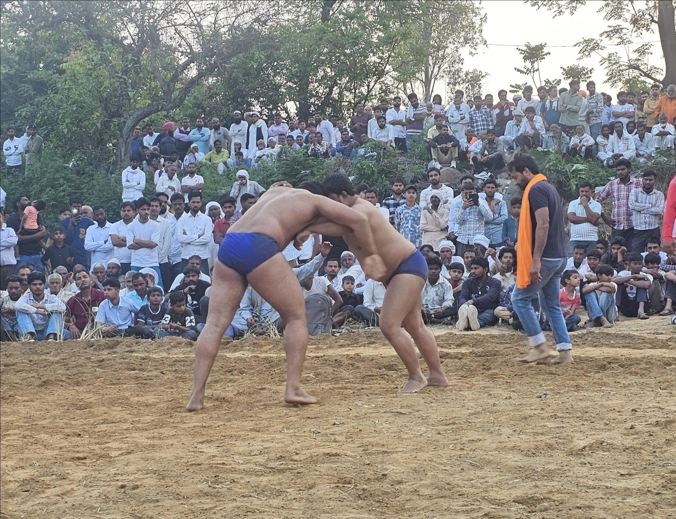 गांव टोपराकलां में शहीद मेजर सिंह को नमन करते ग्रामीण। स्वयं गांव टोपराकलां में शहीद मेजर सिंह को नमन करते ग्रामीण। स्वयं
