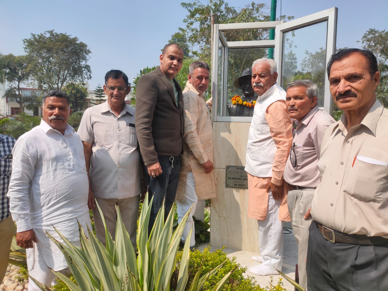 गांव टोपराकलां में शहीद मेजर सिंह को नमन करते ग्रामीण। स्वयं गांव टोपराकलां में शहीद मेजर सिंह को नमन करते ग्रामीण। स्वयं