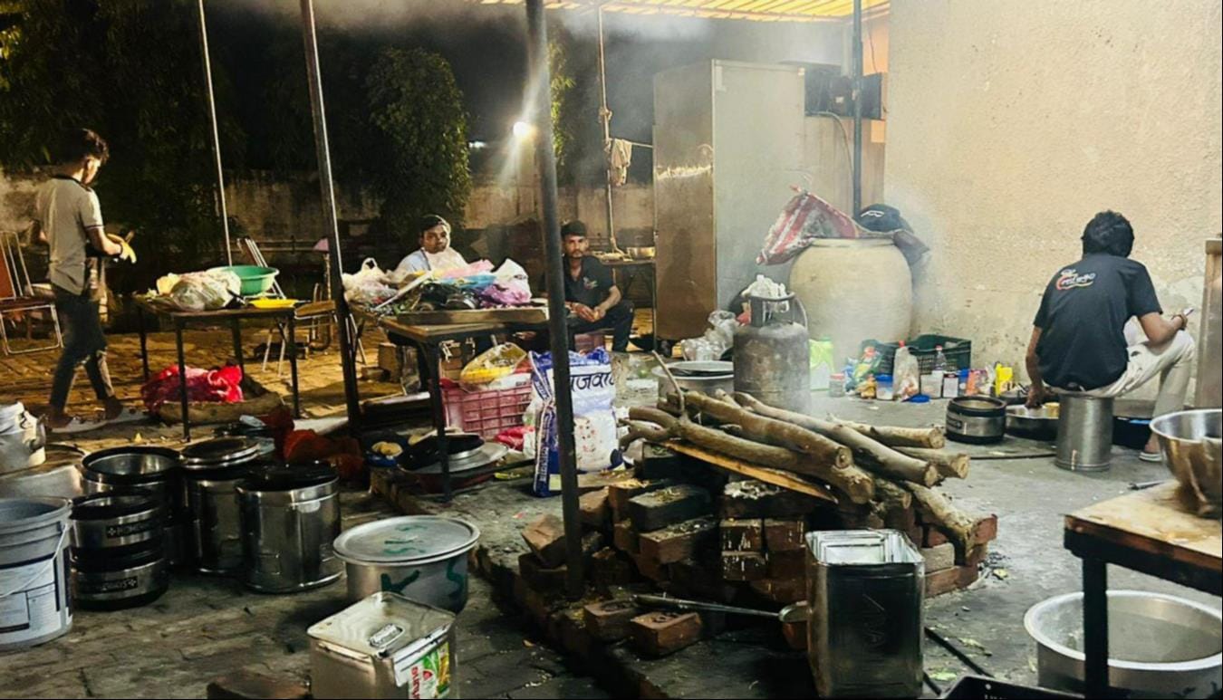 होटल में इंडक्शन का प्रयोग करता बावर्ची।-