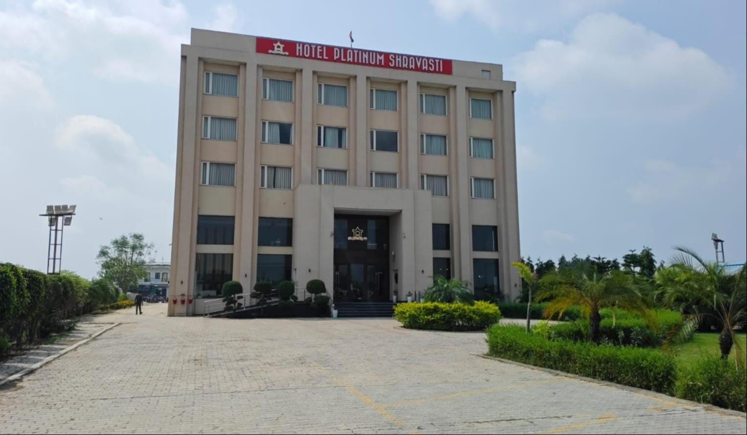 होटल में इंडक्शन का प्रयोग करता बावर्ची।-