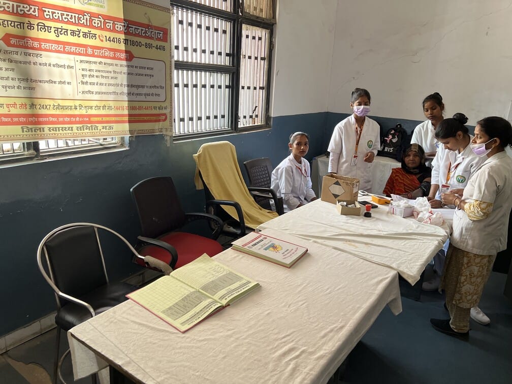 जिला अस्पताल के ओपीडी में सुबह 9.22 बजे खाली पड़ा चिकित्सक का कक्ष।संवाद