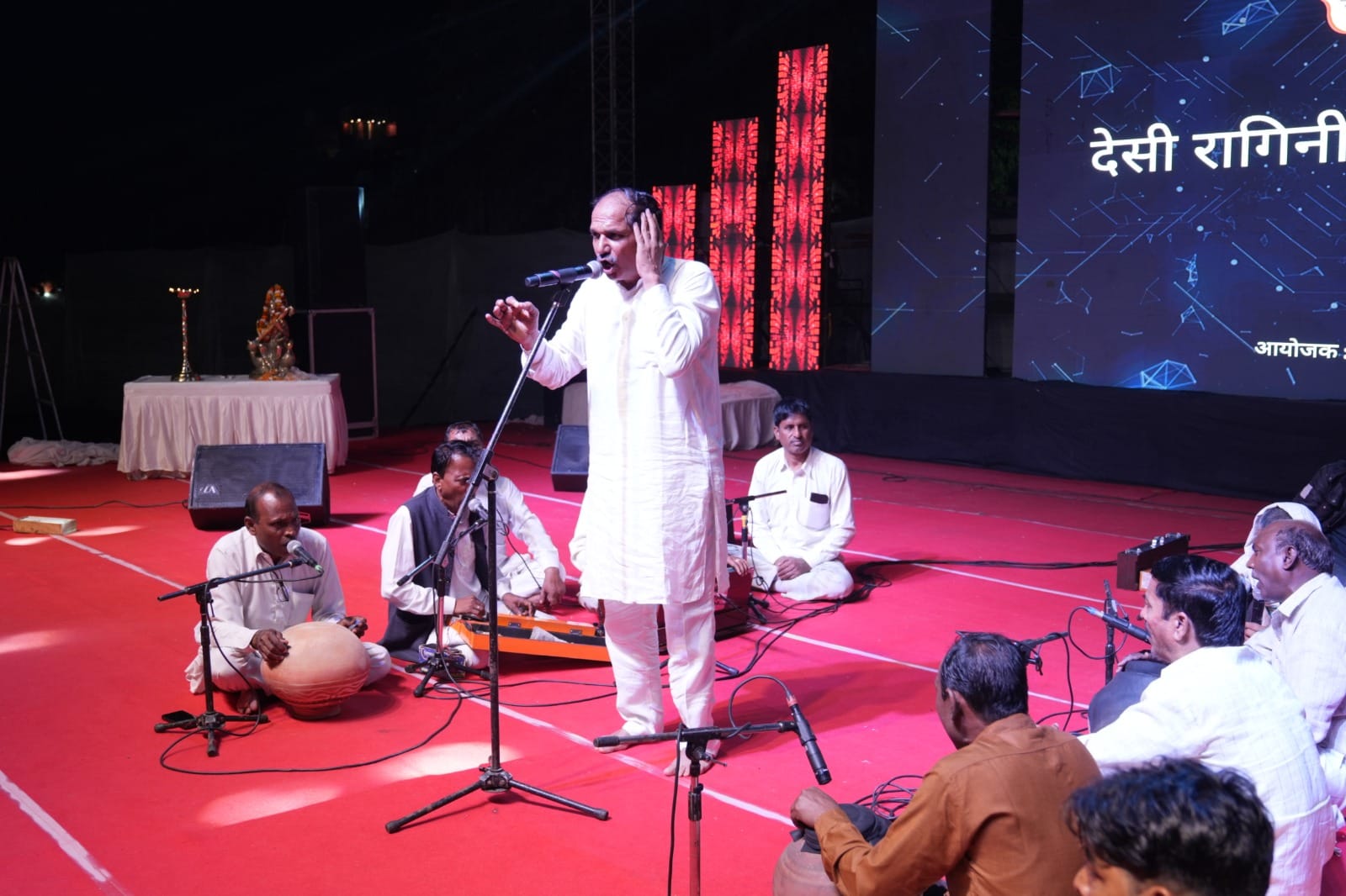 जिला प्रदर्शनी के ओपन मंच पर रागिनी सुनाते कलाकार। संवाद