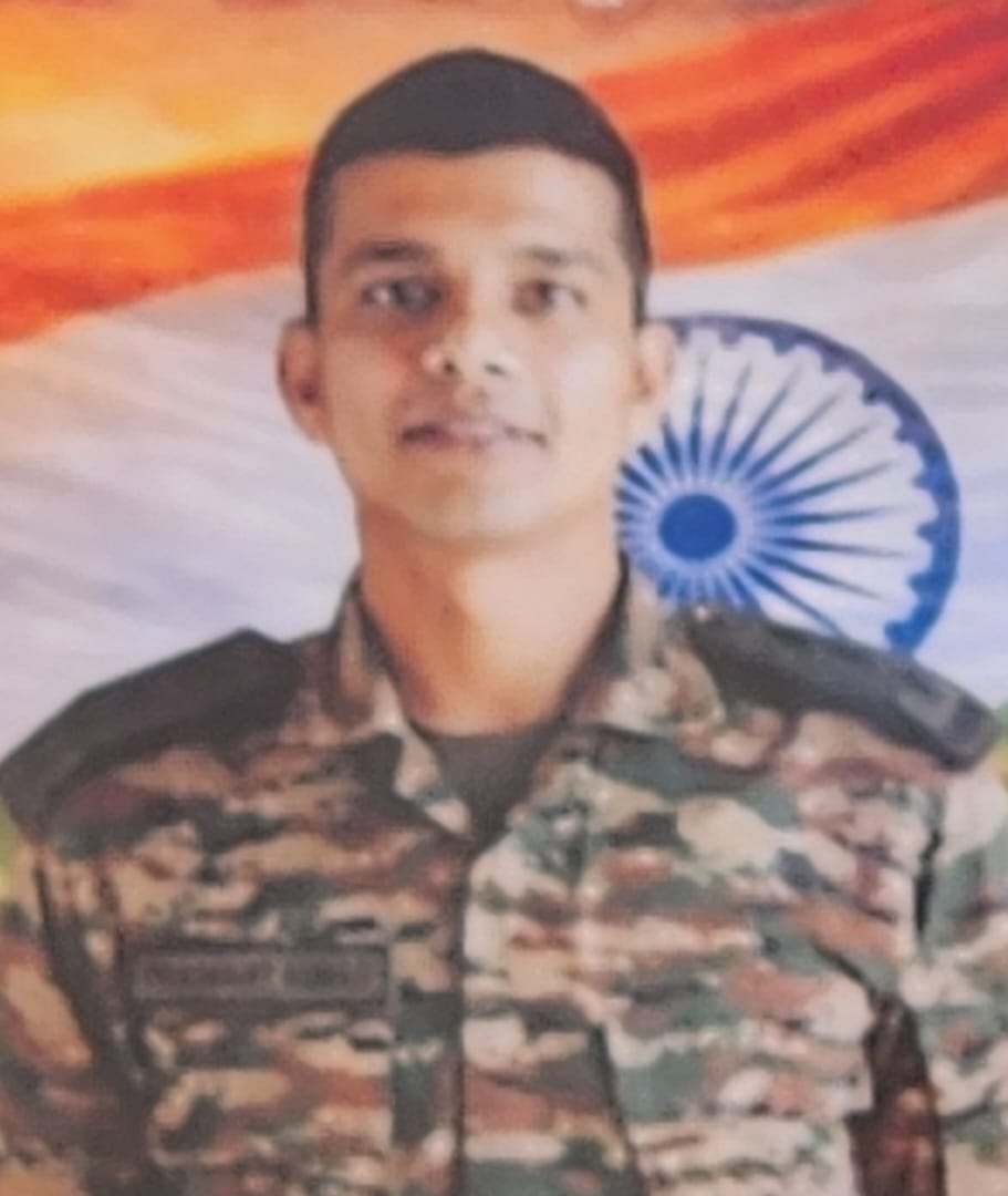 जमानिया बाजार में बलिदानी प्रशांत चौरसिया को श्रद्धांजलि देते स्थानीय लोग। संवाद