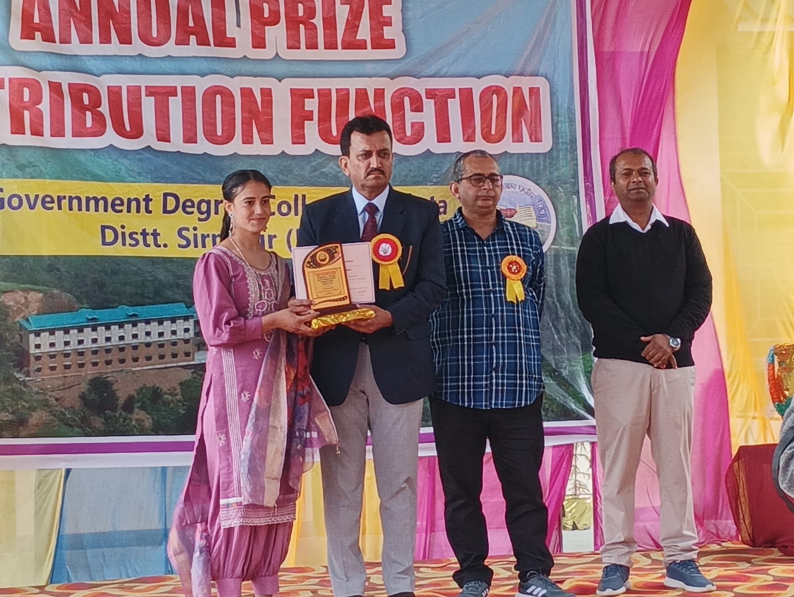 कफोटा कॉलेज के वार्षिक समारोह में सांस्कृतिक प्रस्तुति देती छात्राएं। संवाद