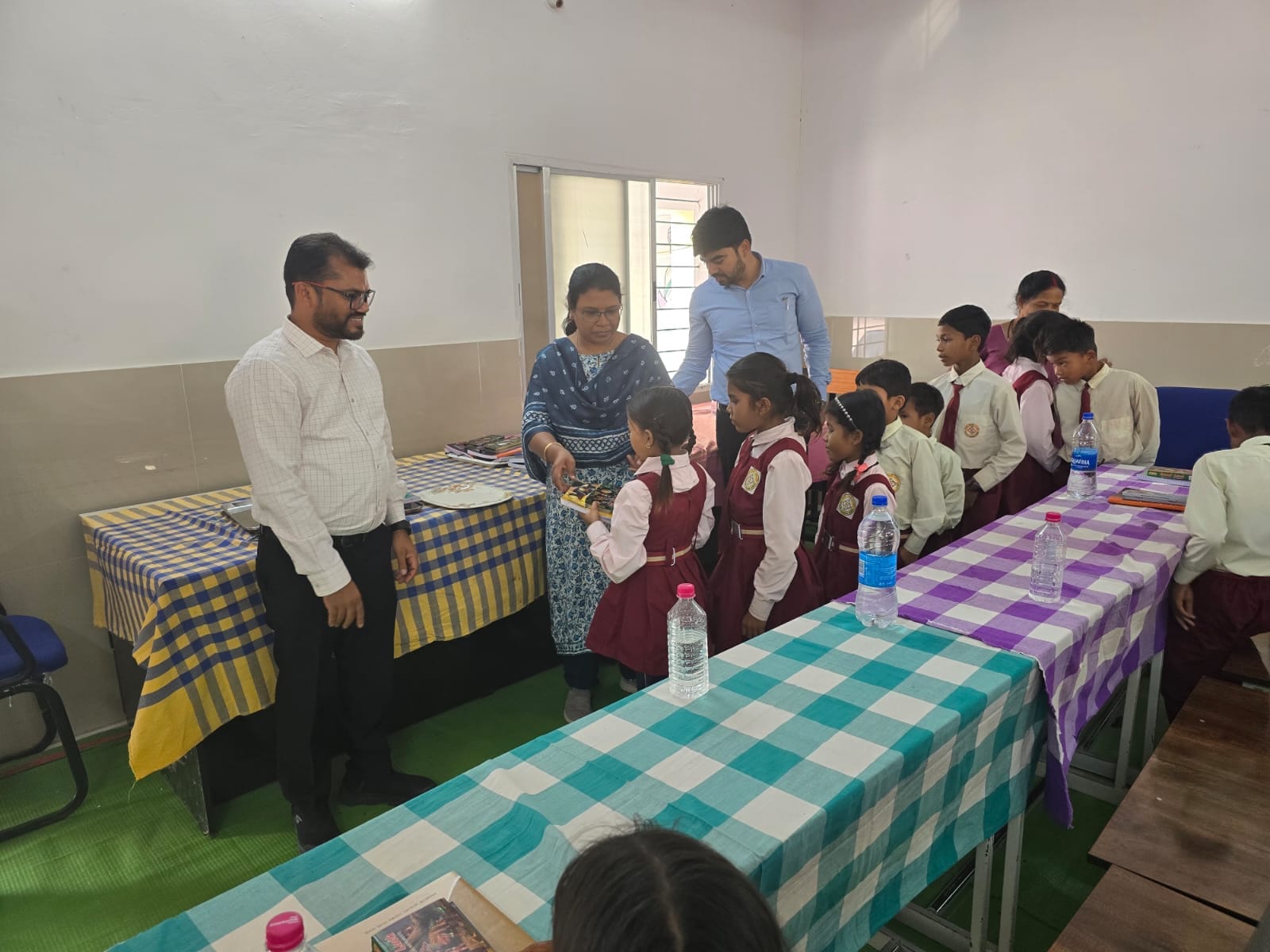 कलेक्टर ने बैगा बच्चो के साथ मनाया बर्थडे।