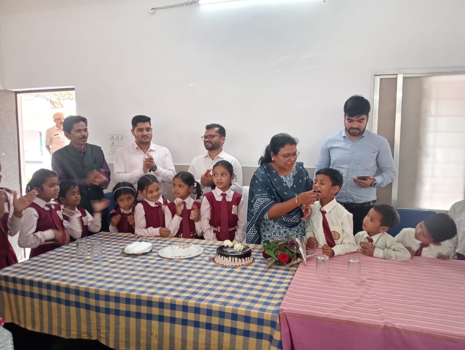 कलेक्टर ने बैगा बच्चो के साथ मनाया बर्थडे।