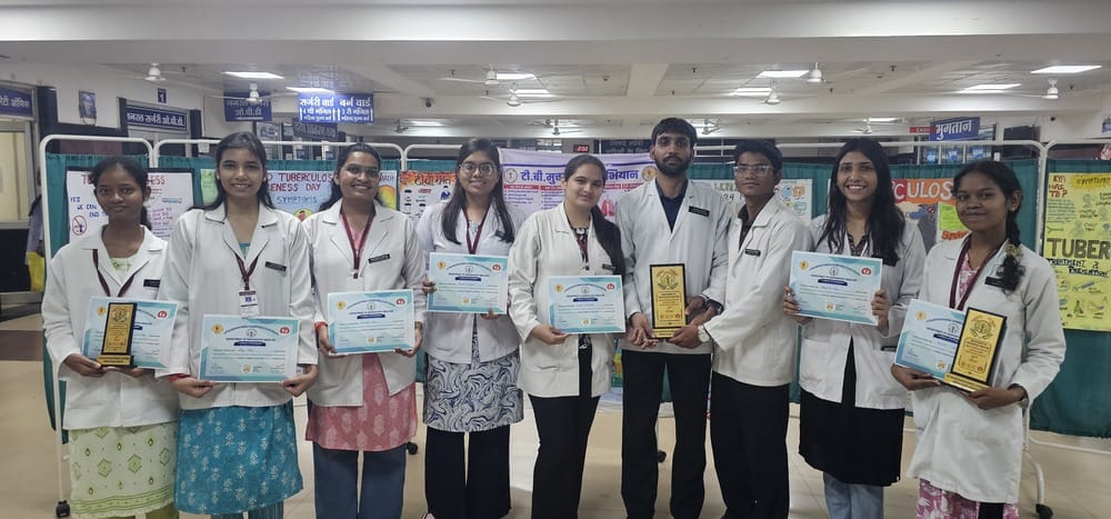 टीवी के बारे में जानकारी देते छात्र