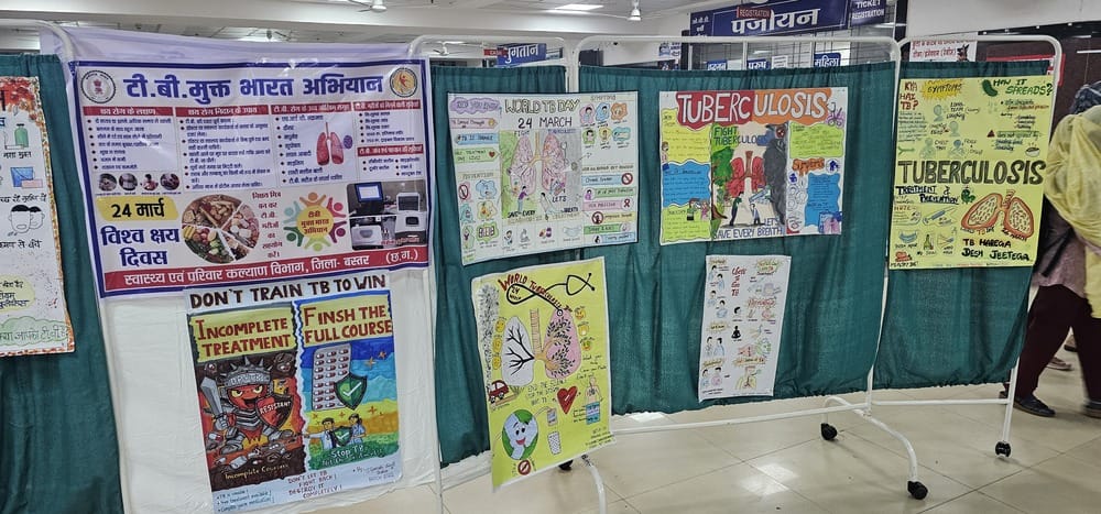 टीवी के बारे में जानकारी देते छात्र