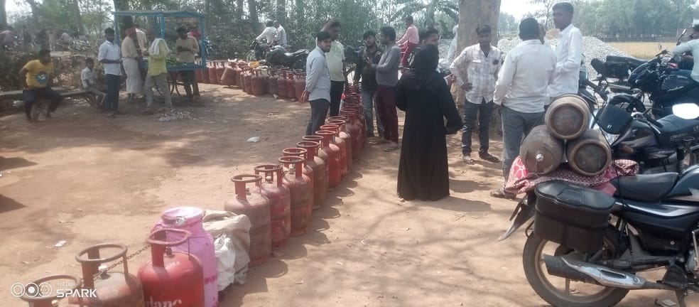 कोयला की अंगीठी पर चाय बनते दुकानदार।संवाद