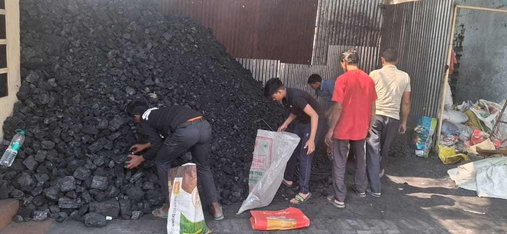 कोयला की अंगीठी पर चाय बनते दुकानदार।संवाद