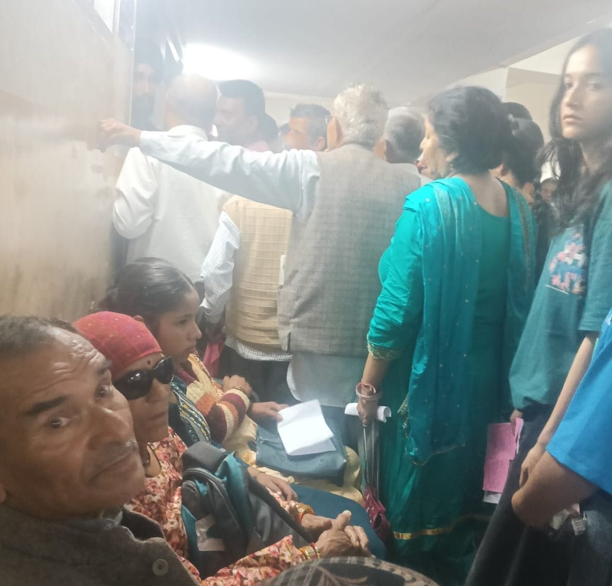 मेडिकल कॉलेज की मेडिसिन ओपीडी में उपचार के लिए कतार में खड़े मरीज व तीमारदार। संवाद मेडिकल कॉलेज की मेडिसिन ओपीडी में उपचार के लिए कतार में खड़े मरीज व तीमारदार। संवाद