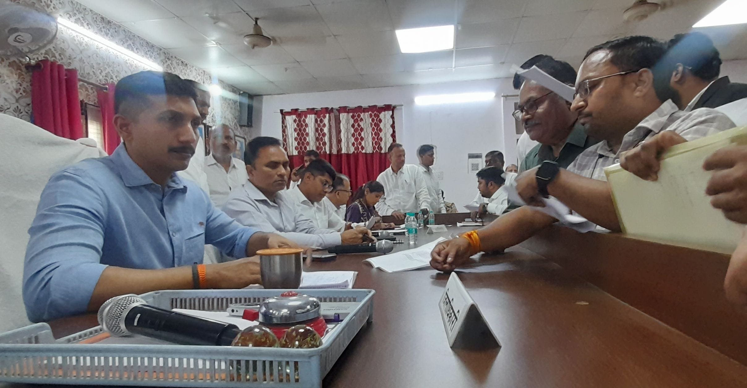 मोहनलालगंज तहसील में समस्याएं सुनते जिलाधिकारी। मोहनलालगंज तहसील में समस्याएं सुनते जिलाधिकारी।