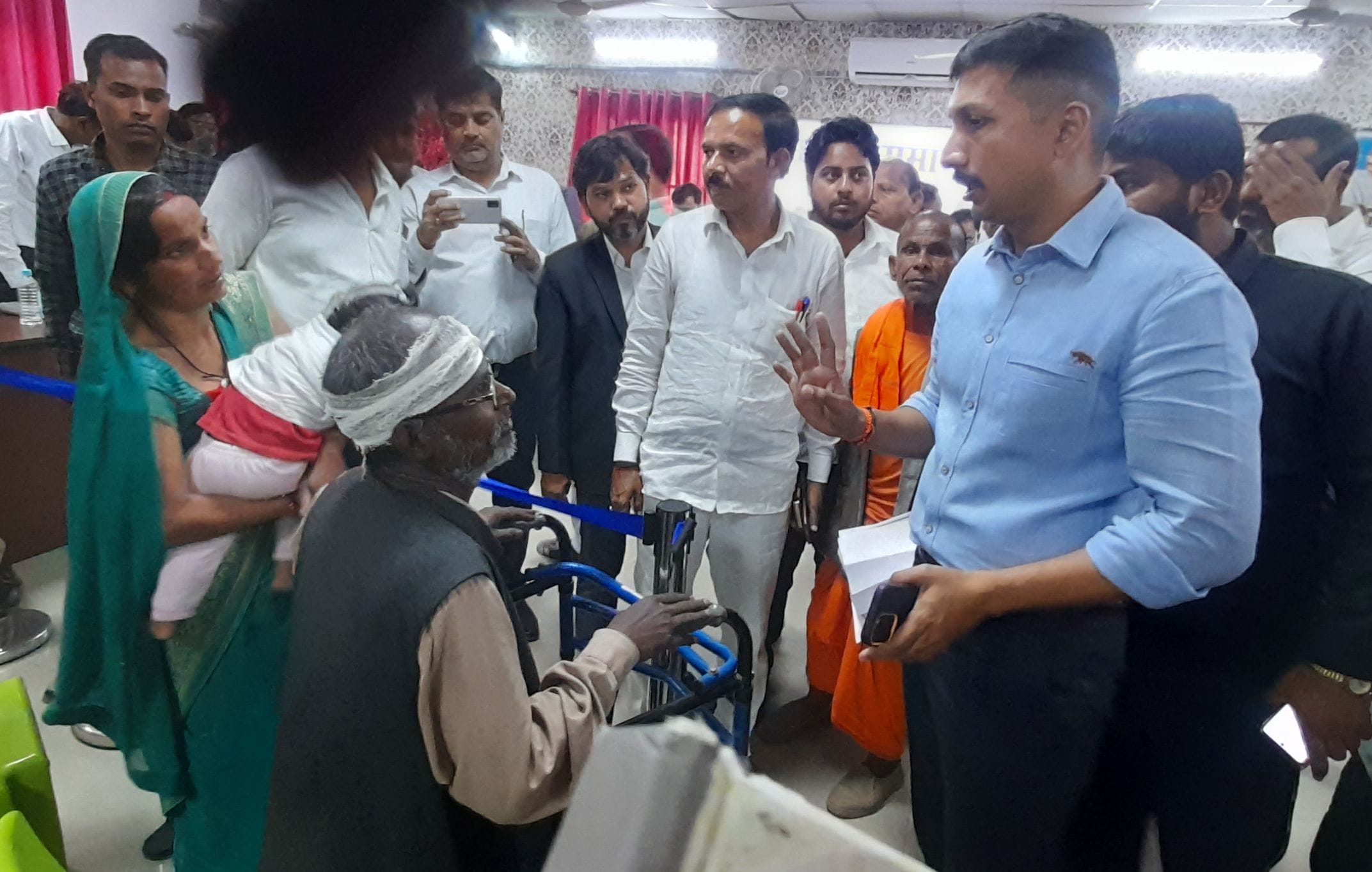मोहनलालगंज तहसील में समस्याएं सुनते जिलाधिकारी। मोहनलालगंज तहसील में समस्याएं सुनते जिलाधिकारी।