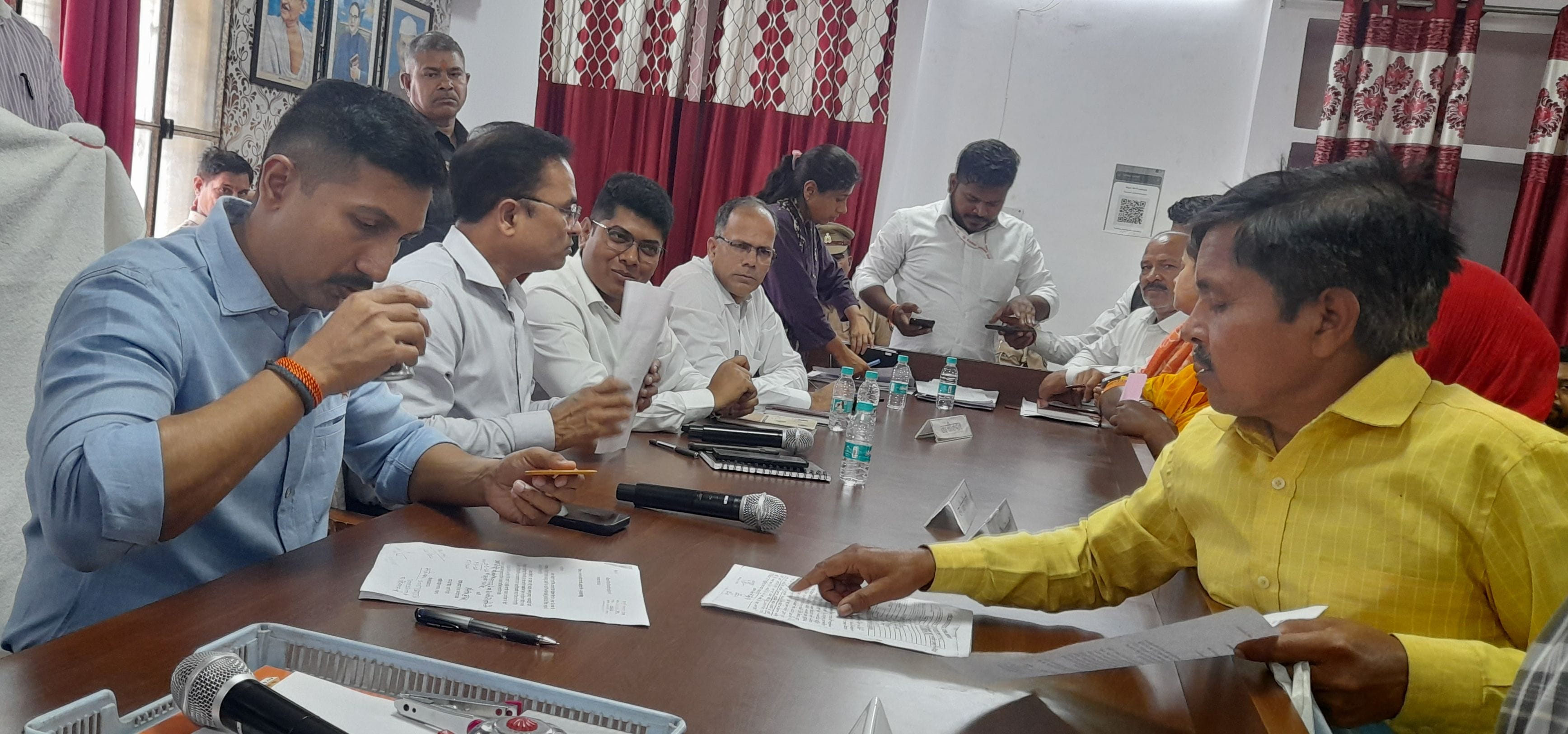 मोहनलालगंज तहसील में समस्याएं सुनते जिलाधिकारी। मोहनलालगंज तहसील में समस्याएं सुनते जिलाधिकारी।