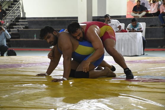 मुकाबले के दाैरान पहलवान व विजेताओं को सम्मानित करते अतिथि। मुकाबले के दाैरान पहलवान व विजेताओं को सम्मानित करते अतिथि।