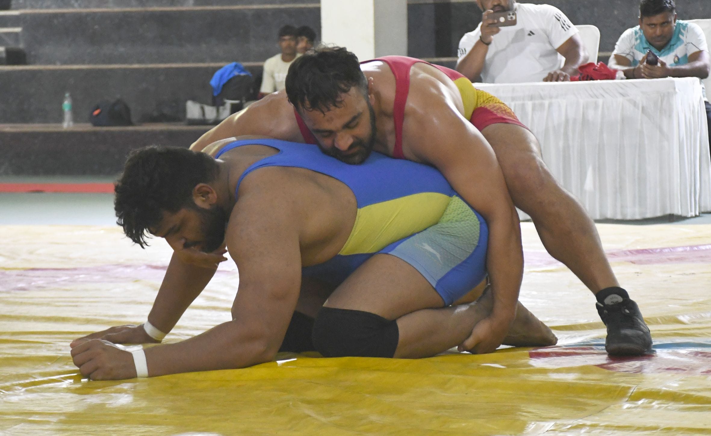 मुकाबले के दाैरान पहलवान व विजेताओं को सम्मानित करते अतिथि। मुकाबले के दाैरान पहलवान व विजेताओं को सम्मानित करते अतिथि।