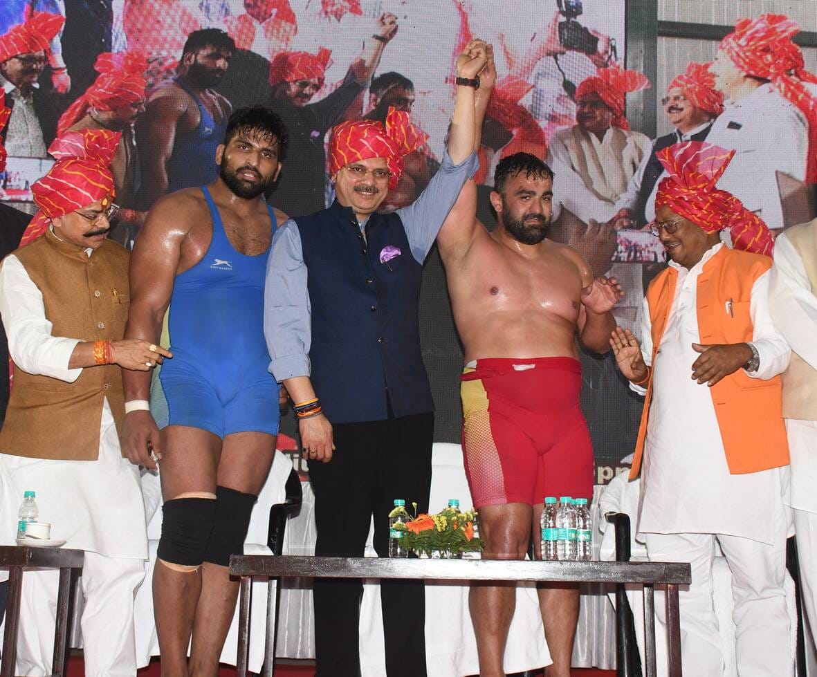 मुकाबले के दाैरान पहलवान व विजेताओं को सम्मानित करते अतिथि। मुकाबले के दाैरान पहलवान व विजेताओं को सम्मानित करते अतिथि।