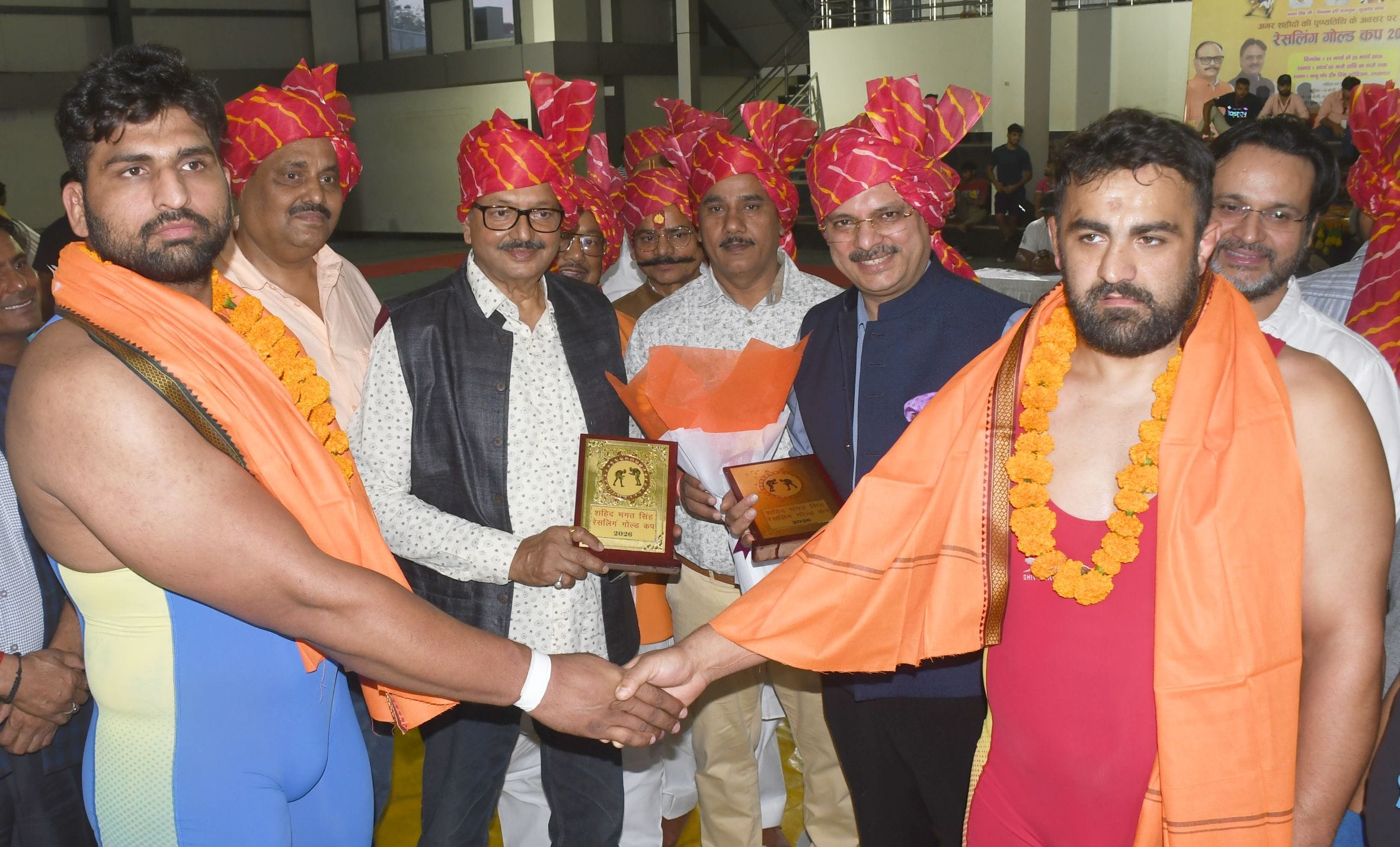 मुकाबले के दाैरान पहलवान व विजेताओं को सम्मानित करते अतिथि। मुकाबले के दाैरान पहलवान व विजेताओं को सम्मानित करते अतिथि।