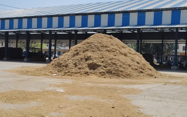 नई अनाज मंडी के गेटपास बूथ से नदारद सीसीटीवी कैमरा। संवाद नई अनाज मंडी के गेटपास बूथ से नदारद सीसीटीवी कैमरा। संवाद