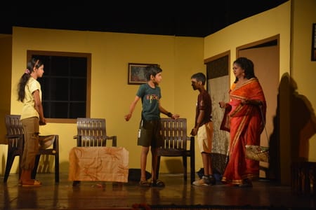 नाट्य प्रस्तुति देते कलाकार। अमर उजाला नाट्य प्रस्तुति देते कलाकार। अमर उजाला