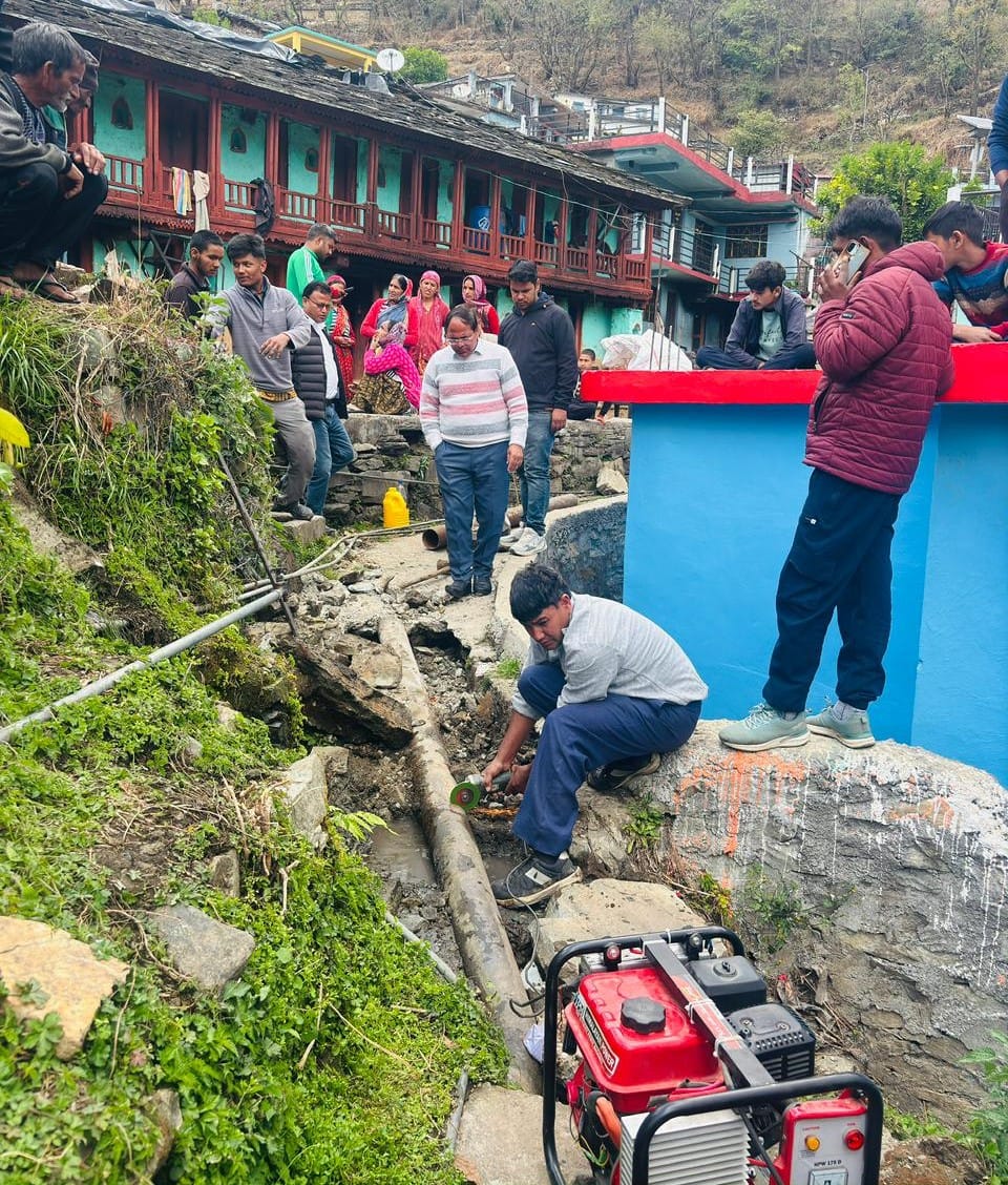 पोखरी में पानी की सप्लाई को लेकर प्रदर्शन करते स्थानीय लोग। संवाद पोखरी में पानी की सप्लाई को लेकर प्रदर्शन करते स्थानीय लोग। संवाद