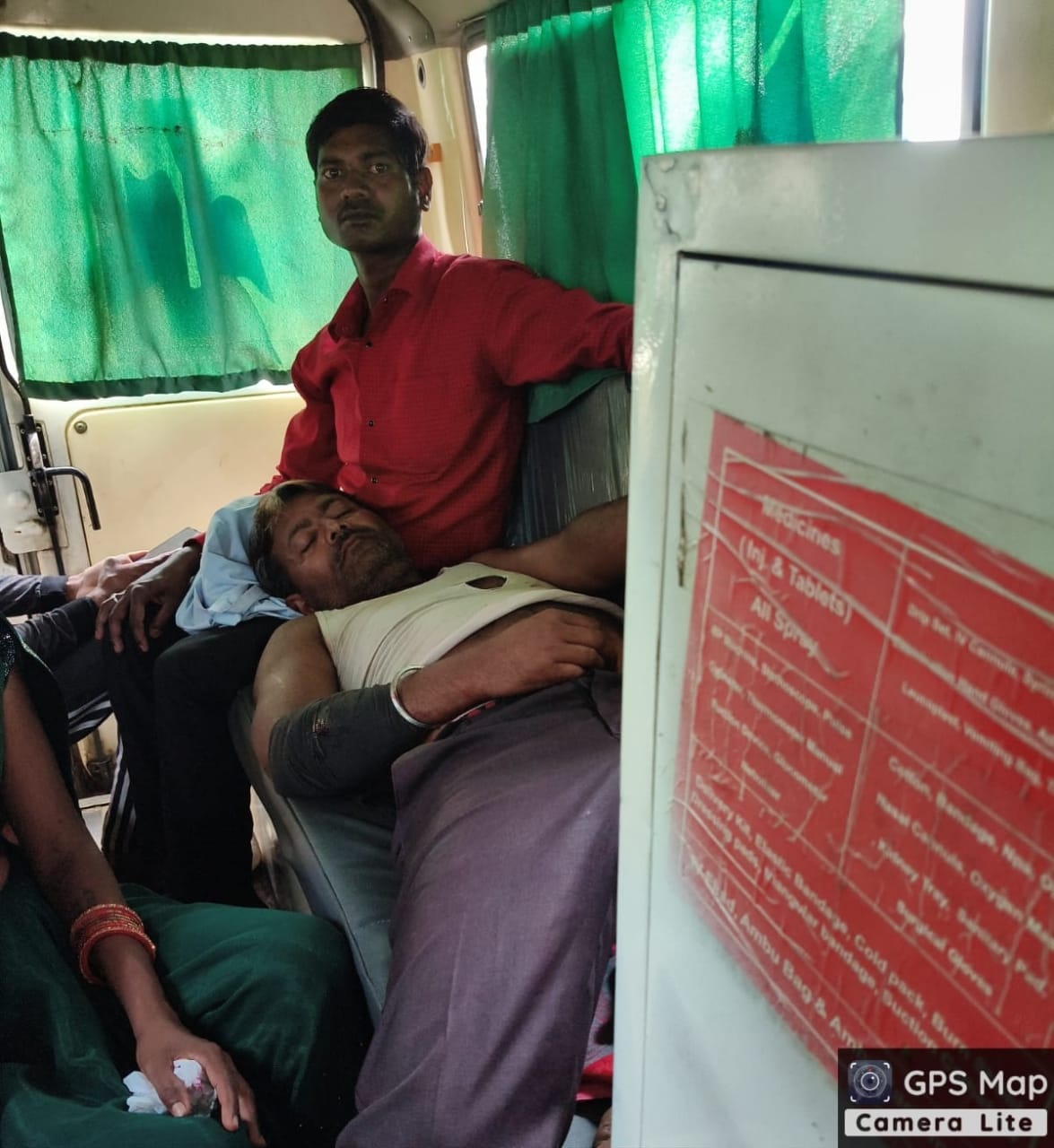 पलिया तहसील के गांव बेला कलां में ग्रामीणों द्वारा पकड़ा गया तेंदुआ।  संवाद