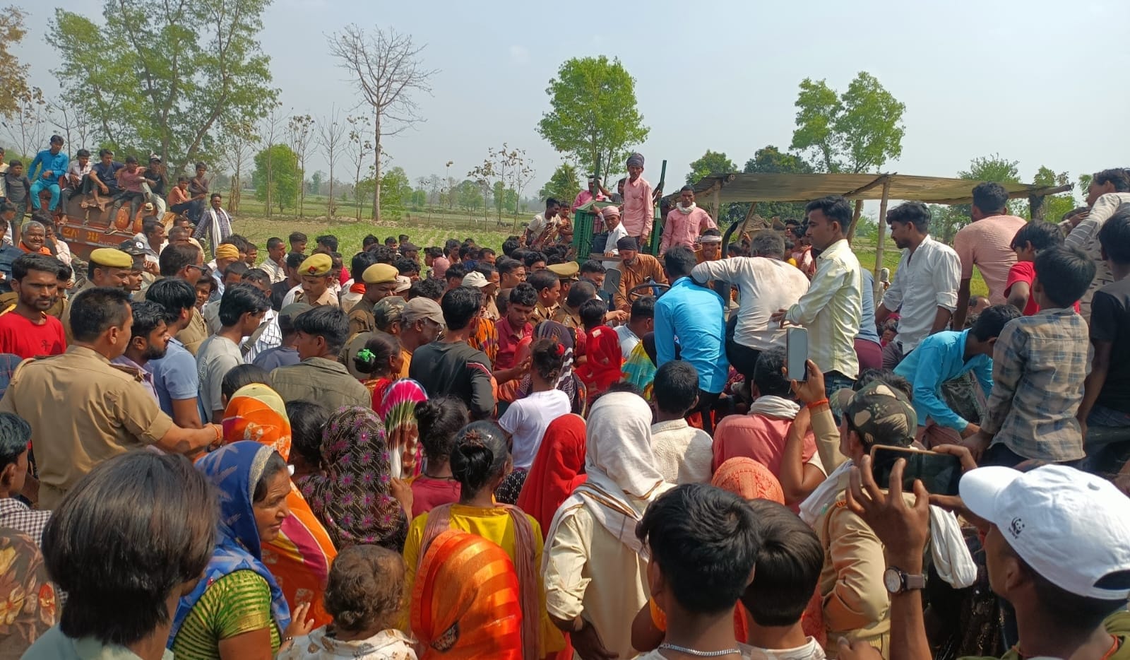 पलिया तहसील के गांव बेला कलां में ग्रामीणों द्वारा पकड़ा गया तेंदुआ।  संवाद